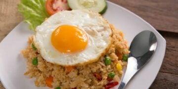 Kenapa Nasi Goreng Jadi Menu Aman yang Dipesan Banyak Orang Saat Makan di Restoran Terminal Mojok