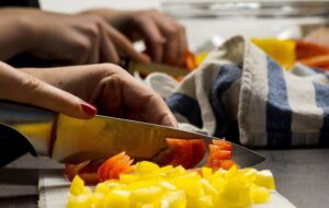Chef Devina, Cahaya Penyelamat bagi Kita yang Nggak Bisa Masak