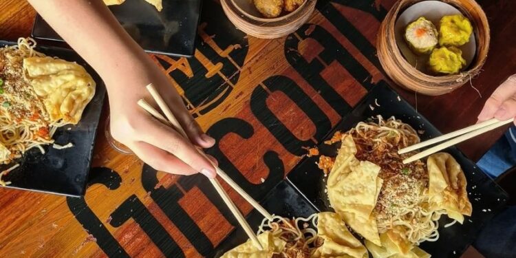 Warga Ibu Kota, Nggak Perlu Nyinyir kalau Orang Daerah Antre Mie Gacoan Terminal Mojok.co kudus