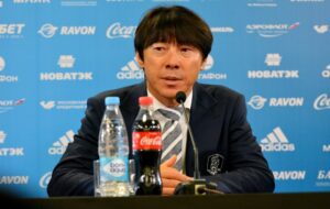 Shin Tae-yong vs Indra Sjafri: Perdebatan yang Bikin PSSI Bahagia