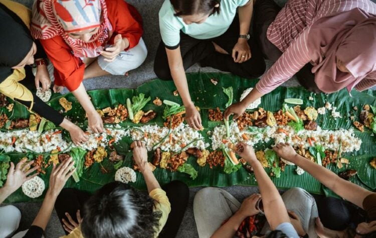 10 Istilah Makan dalam Bahasa Jawa dari Ngemrus hingga Nguntal Terminal Mojok