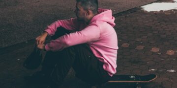 4 Fesyen Feminin yang Ternyata Dulunya Dipakai Pria Terminal Mojok