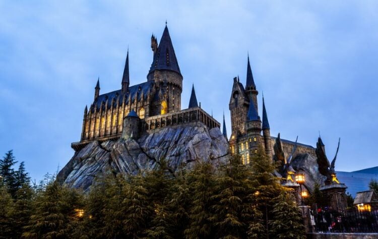 5 Kemiripan Akademi Eden Spy x Family dengan Sekolah Sihir Hogwarts Terminal Mojok