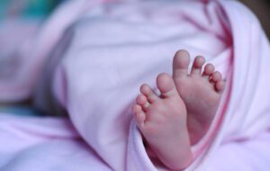 6 Hal yang Harus Dihindari Saat Menjenguk Bayi