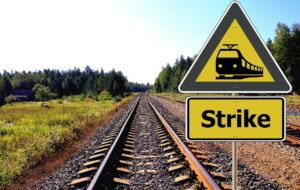 Membayangkan Mogok Kerja Buruh Kereta Api di Inggris Terjadi di Indonesia