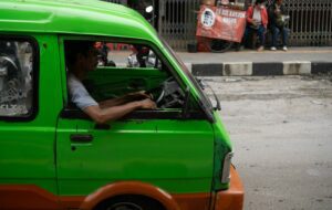 Duduk di Samping Sopir Angkot Ugal-ugalan Adalah Sebuah Keistimewaan