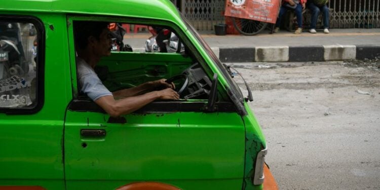 Duduk di Samping Sopir Angkot Ugal-ugalan Adalah Sebuah Keistimewaan Terminal Mojok