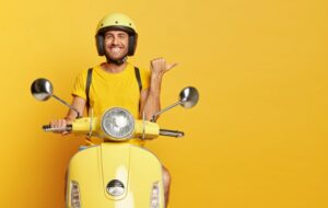 Kenapa Bapak-bapak Suka Pakai Helm Motor Gratisan dari Dealer?