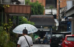 Kenapa Bapak-bapak Suka Pakai Kaos Partai Gratisan?