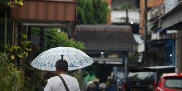 Kenapa Bapak-bapak Suka Pakai Kaos Partai Gratisan Terminal Mojok