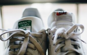 5 Rekomendasi Sneakers Putih Keren dan Nyaman untuk Perempuan Aktif