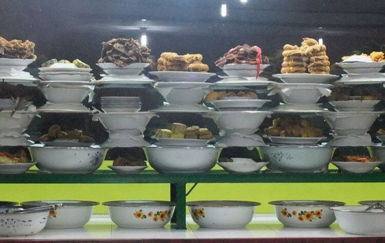 Nasi Padang Lauk Telur Dadar, Comfort Food Terbaik di Rumah Makan Padang
