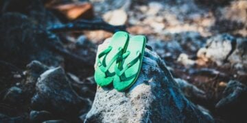 Imbauan jangan pakai sandal jepit (Unsplash.com)