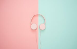 4 Lagu Barat yang Wajib Ada di Playlist-mu biar Makin Semangat LDR-an