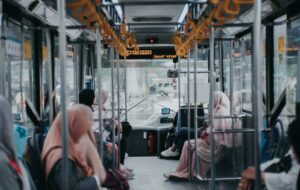 5 Penumpang yang Sebaiknya Nggak Naik Bus TransJakarta