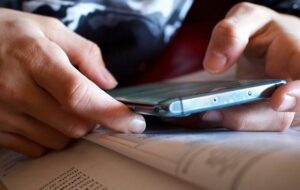 Larangan Membawa Hape ke Sekolah, Masihkah Relevan?