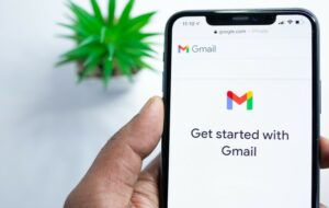Kirim E-mail Terus Konfirmasi Lewat Chat WA Itu Nggak Dosa-dosa Amat