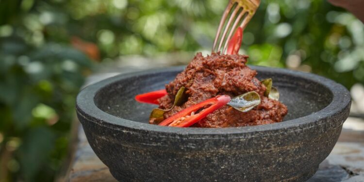 Rendang enak, dendeng batokok tak kalah nikmat. (Unspalsh.com)