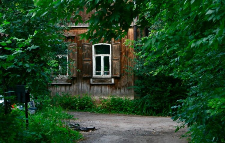 Rumah di Desa dan Jauh dari Tetangga Memang Menyiksa. (Unsplash.com)