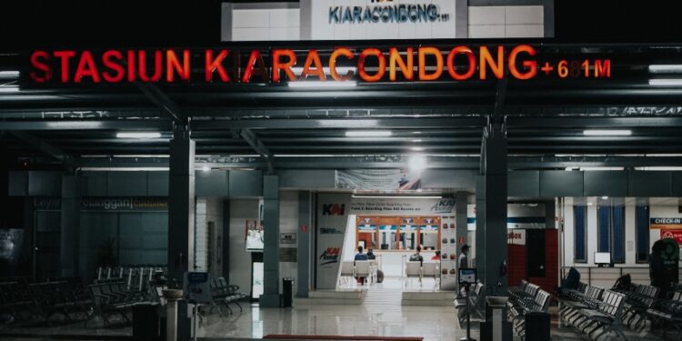 Jika Sri Tanjung Tak Sanggup Menjemput, KA Kahuripan Akan Menggapaimu