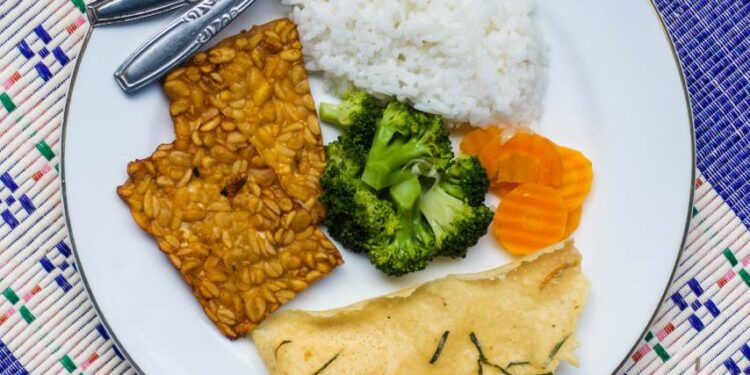 6 Dosa Penjual Tempe Goreng yang Sering Dilakukan Terminal Mojok comfort food orang desa