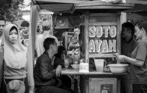 6 Rekomendasi Street Food Surabaya yang Laris Diserbu Pembeli