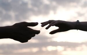 10 Pasangan dengan Kisah Cinta Beda Dimensi dalam Drakor