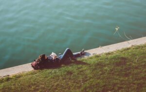 6 Rekomendasi Lagu yang Cocok Didengarkan Kaum Introvert