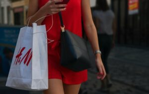 7 Orang yang Sebaiknya Nggak Belanja di H&M