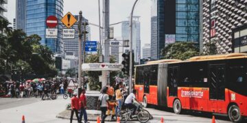 BBM Naik Solusinya Bukan Mobil Listrik, tapi Transportasi Publik Terminal Mojok