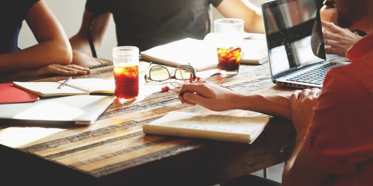 Kerja Kelompok: Harusnya Berbagi, Realitasnya Solo Carry