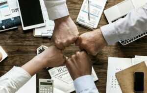 Cara Bonding dengan Rekan Kerja Berdasarkan Tingkatannya di Kantor