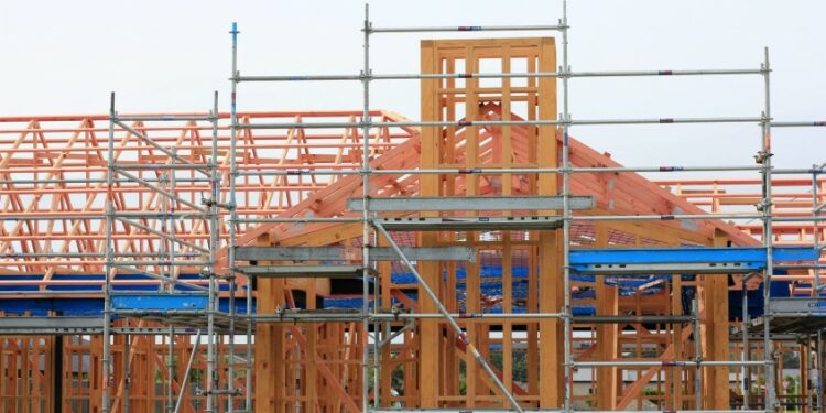 Menggunakan jasa kontraktor (Unsplash.com)