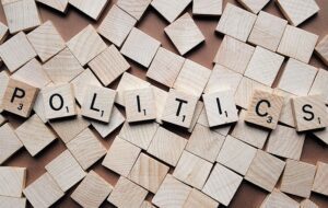 Ironi Populisme, Demokrasi, dan Gerakan Relawan yang Menghambat Kaum Muda Melek Politik