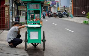 5 Pedagang Makanan Keliling yang Sering Wira-wiri di Depan Rumah