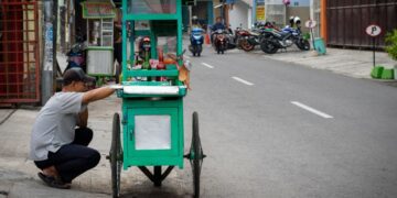 5 Pedagang Makanan Keliling yang Sering Wira-wiri di Depan Rumah Terminal Mojok