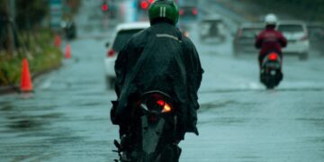 7 Benda Kecil yang Diperlukan para Pekerja di Musim Hujan Terminal Mojok