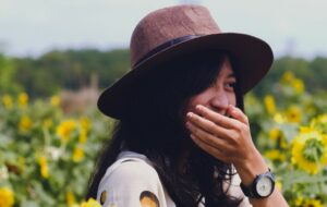 Alasan Cewek Menutup Mulutnya hingga Memukul Orang Saat Tertawa