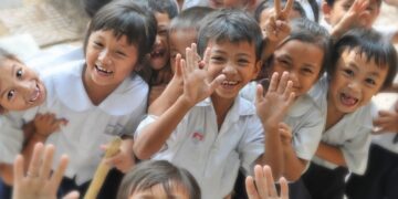 Kualitas Pendidikan yang Merata Lebih Penting ketimbang Seragam Sekolah Baju Adat