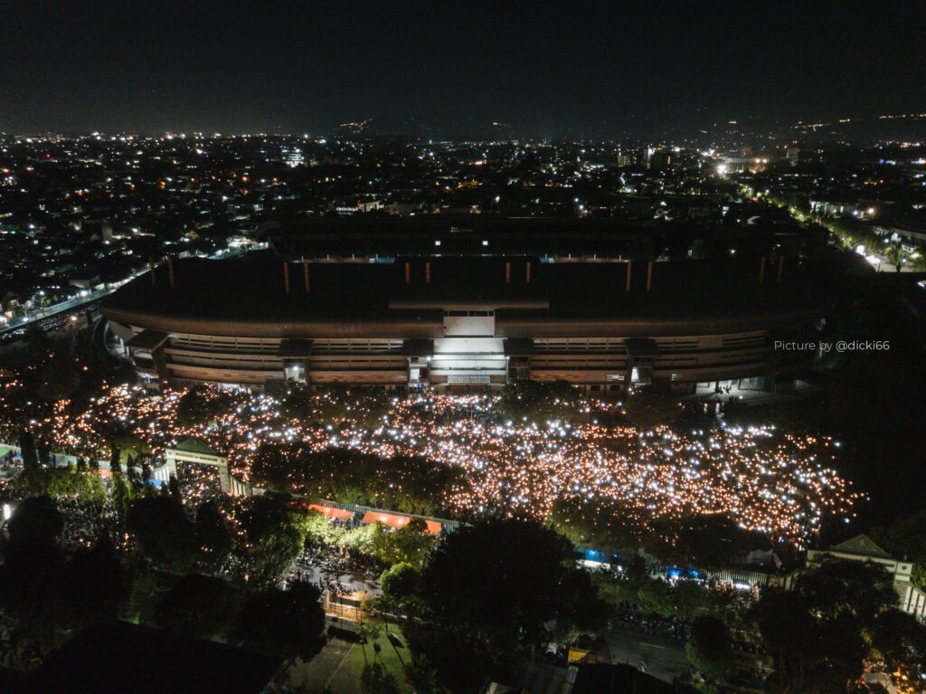 Menyatukan Air Mata untuk Tragedi Kanjuruhan, Memeluk Rival Menyudahi Pertikaian (Foto ini milik: @Dicki66)