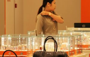 Mengintip Sisi Gelap Dunia SPG