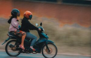 Menguak Misteri Perempuan Nggak Lepas Helm ketika Belanja di Minimarket