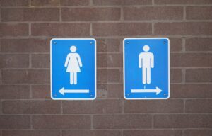 Misteri Panjangnya Antrian di Toilet Perempuan. Apakah Mereka Masuk ke Dimensi Lain? Diculik Alien?