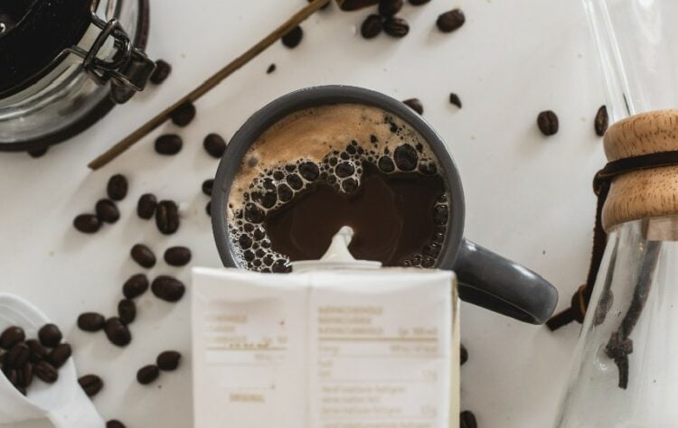 Perang Oat Milk Oatly vs Oatside, Mana yang Paling Enak untuk Campuran Kopi Susu Rumahan Terminal Mojok