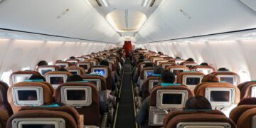 Pesawat Bukan Bus Patas, Penumpang Nggak Usah Berdiri di Dekat Pintu Keluar Terminal Mojok