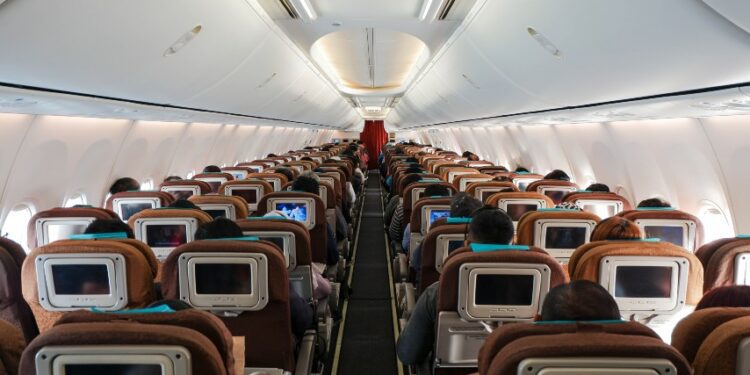 Pesawat Bukan Bus Patas, Penumpang Nggak Usah Berdiri di Dekat Pintu Keluar Terminal Mojok