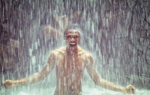 Penjelasan Ilmiah Kenapa Handuk Laki-laki Lebih Basah ketimbang Perempuan Setelah Mandi