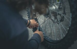 Sering Ganti Ban Motor Nggak Bikin Pusing Lagi dengan Cara Ini