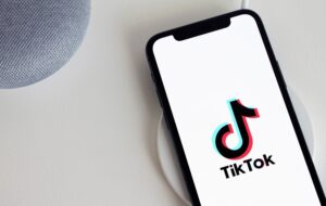Konten TikTok Jadi Standar Hidup: Masa Bahagia Saja Harus Mengekor Orang Lain?