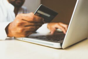 Perbandingan Biaya Transaksi di Tokopedia dan Shopee. Pilih Mana?